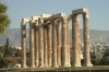 руины храма Зевса олимпийского у подножия афинского акрополя